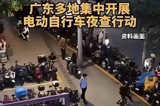 这氛围感！大批中国球迷在机场高呼C罗名字！
